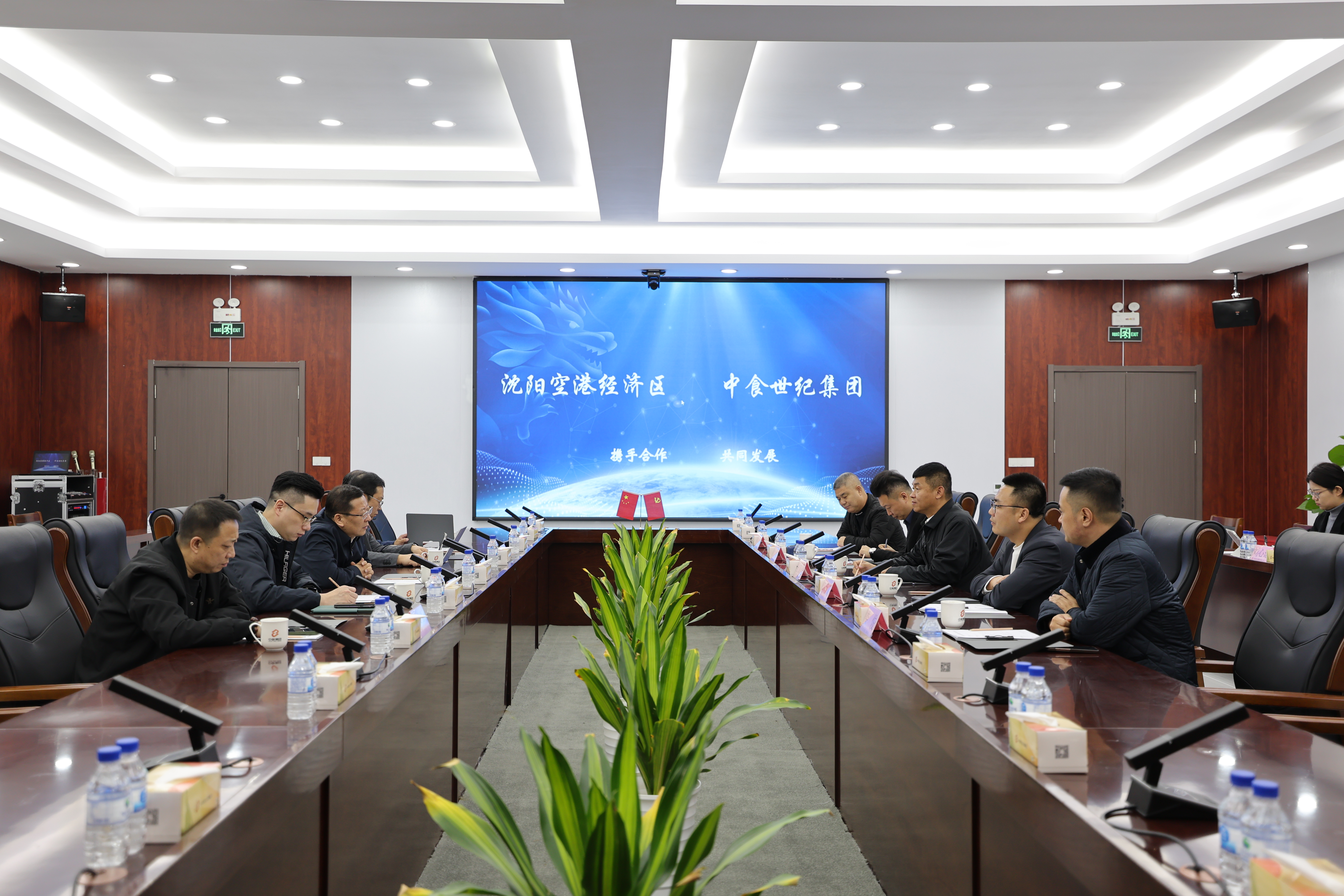 王文亮與沈陽市政府副秘書長，沈陽空港經濟區、中國（遼寧）自由貿易試驗區沈陽片區、沈陽綜合保稅區黨工委副書記、管委會主任車東育會談